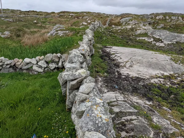 İrlanda 'da deniz kıyısındaki antik binanın kalıntıları.