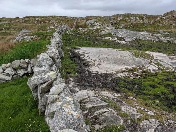 İrlanda 'da deniz kıyısındaki antik binanın kalıntıları.