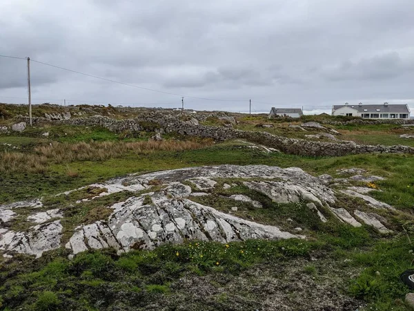 İrlanda 'da deniz kıyısındaki antik binanın kalıntıları.