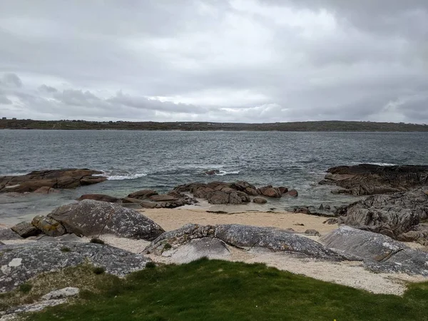 Deniz ve mavi gökyüzü manzaralı kıyı manzara