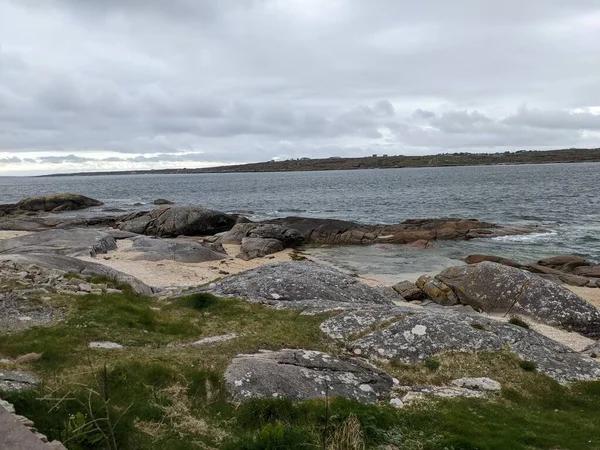 Deniz ve mavi gökyüzü manzaralı kıyı manzara