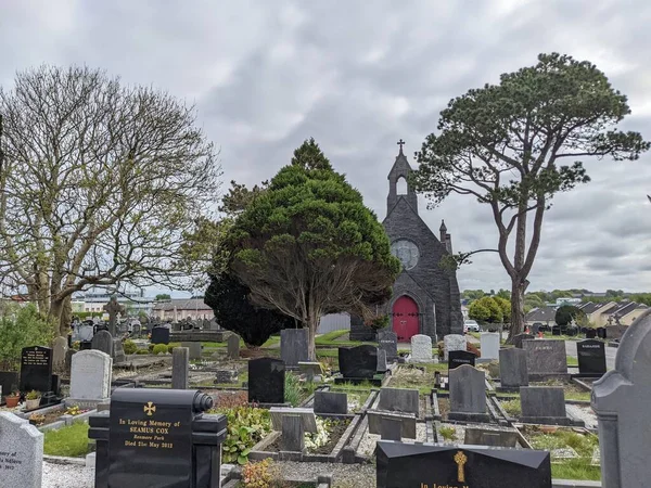 Galway 'deki Bohermore mezarlığında kireçtaşı kilisesi oyulmuş.