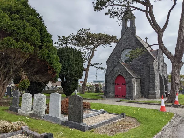 Galway 'deki Bohermore mezarlığında kireçtaşı kilisesi oyulmuş.
