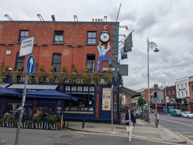 Dublin, İrlanda - 05 Mayıs 2022: Dublin 'deki barın dış görüntüsü