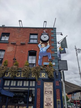 Dublin, İrlanda - 05 Mayıs 2022: Dublin 'deki barın dış görüntüsü