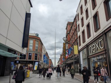 Dublin, İrlanda - Mayıs 05: Dublin 'deki insanlarla sokak manzarası.