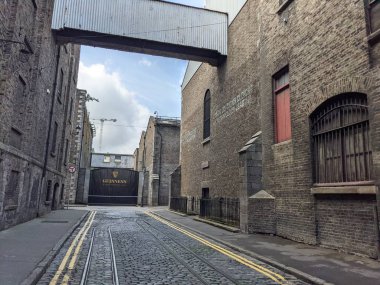 Dublin, İrlanda - 7 Mayıs 2022: Dublin 'deki Guinness Bira Fabrikası ve Deposu. İrlanda başkentindeki dünyaca ünlü müze. 