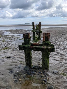 Deniz kıyısında eski ahşap direkler