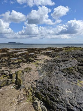 Deniz ve mavi gökyüzü manzaralı kıyı manzara