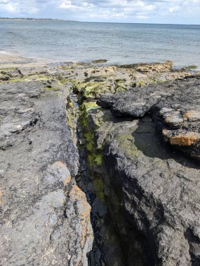 Deniz kıyısındaki kayaların manzarası