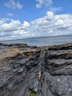 Deniz kıyısındaki kayaların manzarası