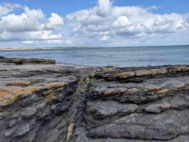 Deniz kıyısındaki kayaların manzarası