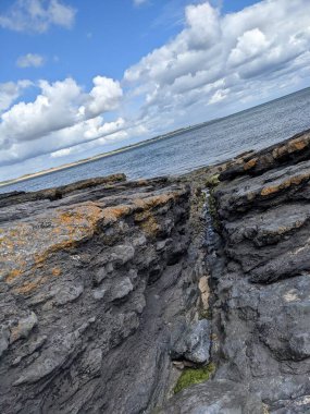 Deniz kıyısındaki kayaların manzarası