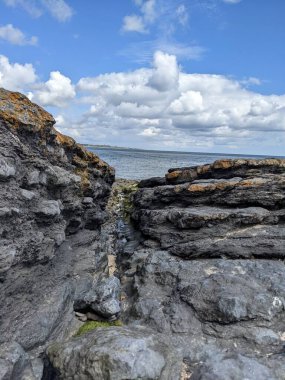 Deniz kıyısındaki kayaların manzarası