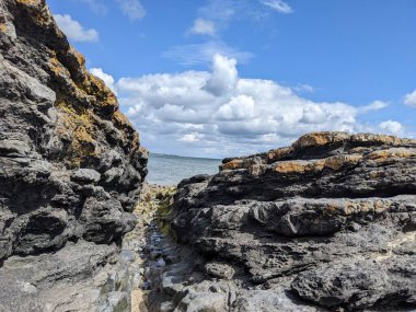 Deniz kıyısındaki kayaların manzarası