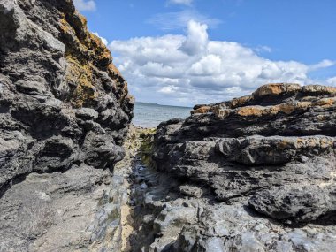 Deniz kıyısındaki kayaların manzarası