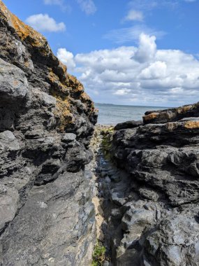 Deniz kıyısındaki kayaların manzarası