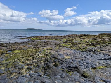 Deniz ve mavi gökyüzü manzaralı kıyı manzara