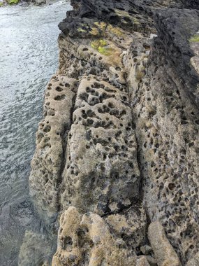 Denizle kaplı kayalık kıyı manzarası