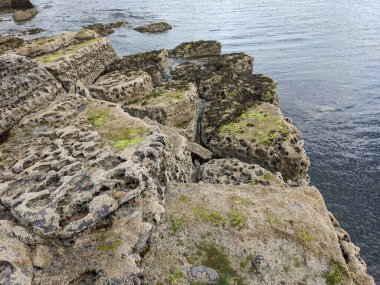 Denizle kaplı kayalık kıyı manzarası