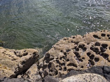 Denizle kaplı kayalık kıyı manzarası