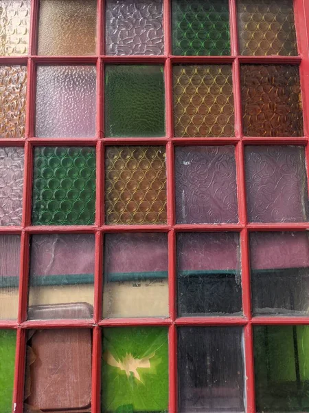 Старе Вивітрене Барвисте Мозаїчне Вікно — стокове фото