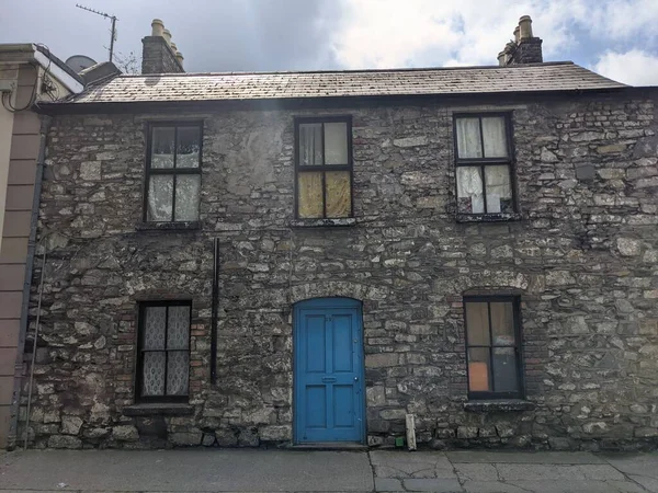 Dublin Caddesi 'ndeki binanın manzarası.