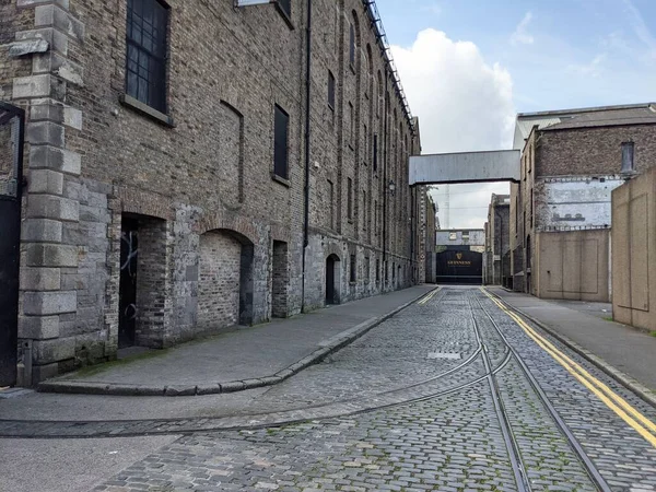 Dublin, İrlanda - 7 Mayıs 2022: Dublin 'deki Guinness Bira Fabrikası ve Deposu. İrlanda başkentindeki dünyaca ünlü müze. 