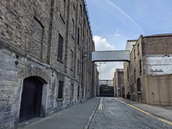 Dublin, İrlanda - 7 Mayıs 2022: Dublin 'deki Guinness Bira Fabrikası ve Deposu. İrlanda başkentindeki dünyaca ünlü müze. 