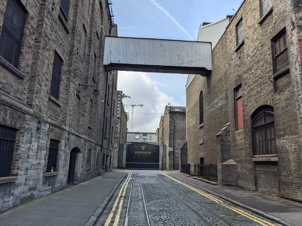Dublin, İrlanda - 7 Mayıs 2022: Dublin 'deki Guinness Bira Fabrikası ve Deposu. İrlanda başkentindeki dünyaca ünlü müze. 