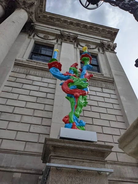 ダブリンの柱のある歴史的な建物の近くのカラフルな彫刻 — ストック写真