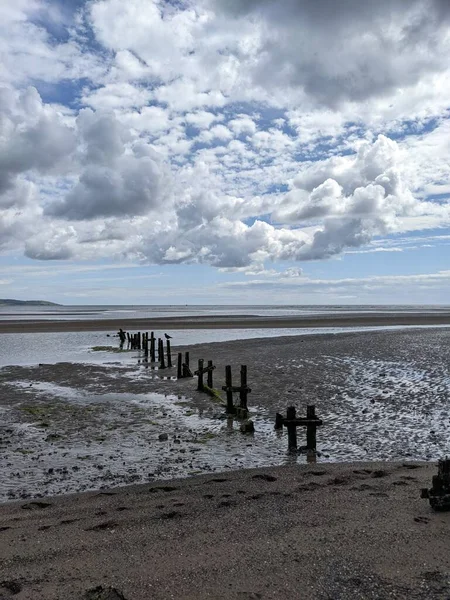 Deniz kıyısında eski ahşap direkler