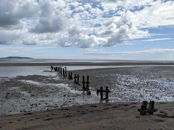 Deniz kıyısında eski ahşap direkler