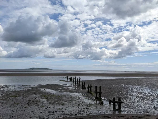 Deniz kıyısında eski ahşap direkler