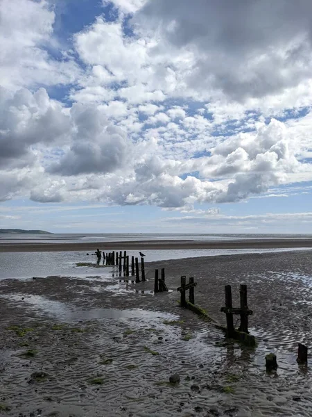 Deniz kıyısında eski ahşap direkler