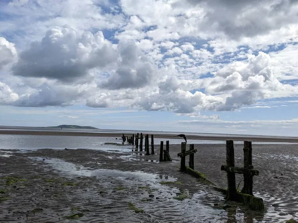 Deniz kıyısında eski ahşap direkler