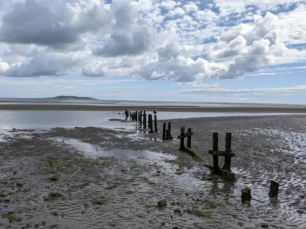 Deniz kıyısında eski ahşap direkler