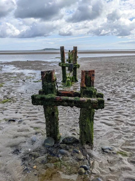 Deniz kıyısında eski ahşap direkler