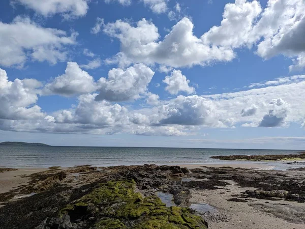 海と青空を望む海岸の風景 — ストック写真