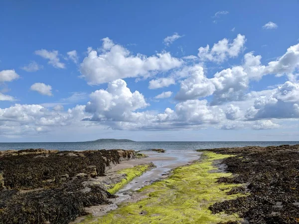 海と青空を望む海岸の風景 — ストック写真