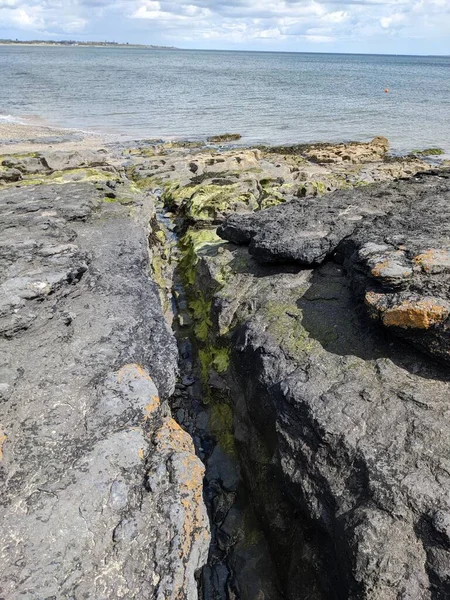 Deniz kıyısındaki kayaların manzarası