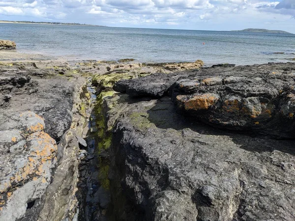 Vista Delle Rocce Sulla Riva Del Mare — Foto Stock