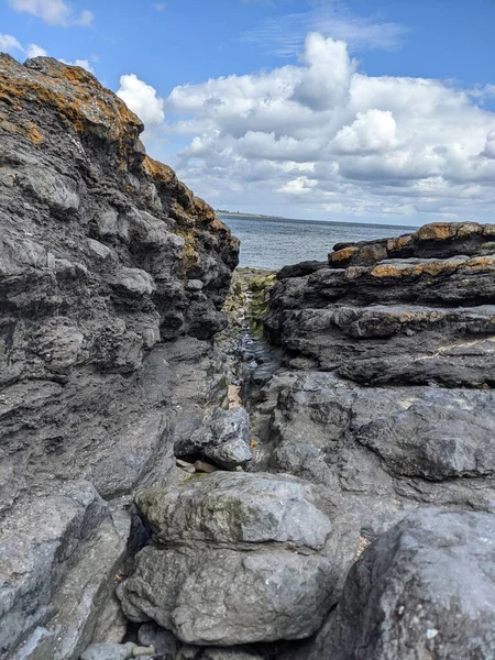 海岸の岩の眺めは — ストック写真