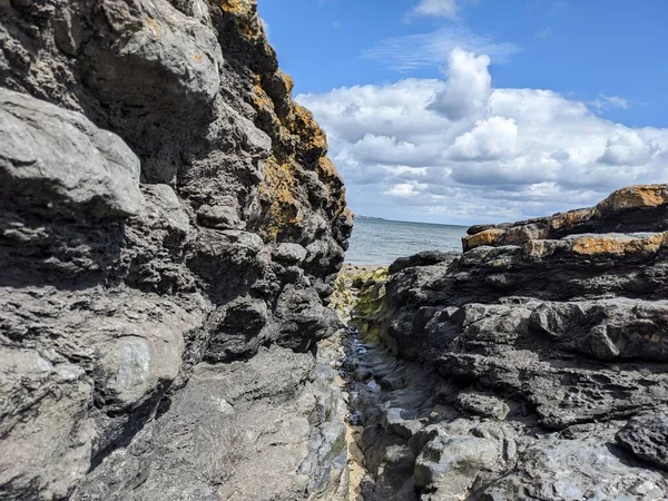 Blick Auf Die Felsen Meeresufer — Stockfoto