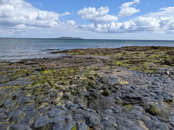 Kustlandskap Med Utsikt Över Havet Och Blå Himlen — Stockfoto