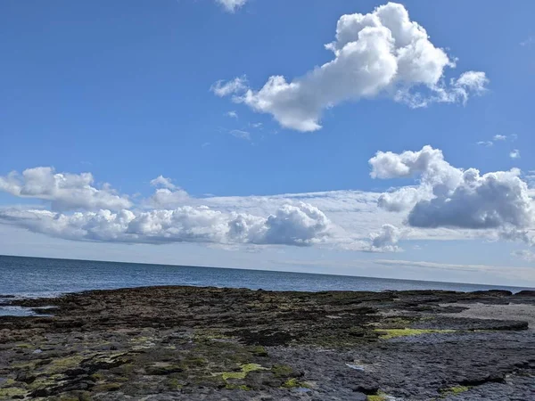Pobřežní Krajina Výhledem Moře Modré Nebe — Stock fotografie