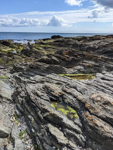 海空相望的岩石海岸 — 图库照片