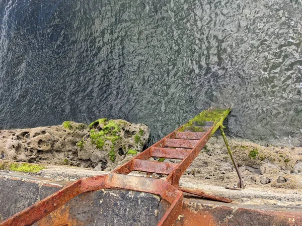 Rusty Iron Ladder Descend Water — 图库照片