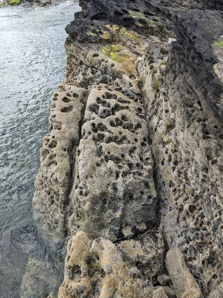 Denizle kaplı kayalık kıyı manzarası