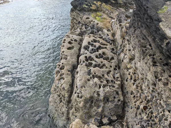 Denizle kaplı kayalık kıyı manzarası